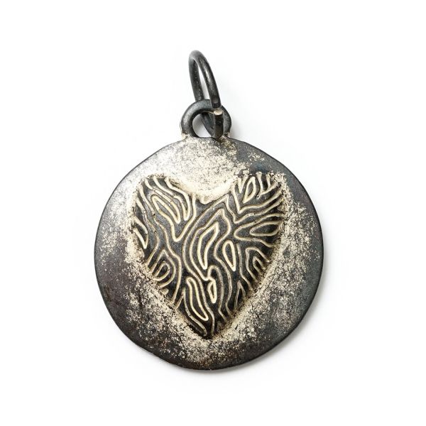 Amour Sahara, Amulett M